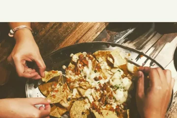 Nacho's maken met kaas en crème fraîche