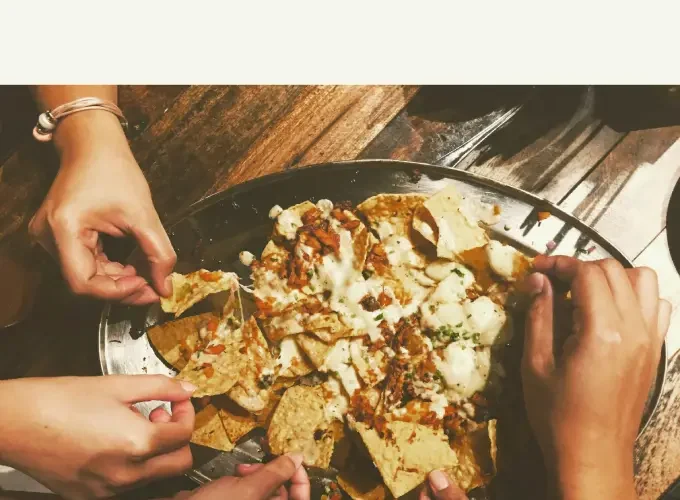 Nacho's maken met kaas en crème fraîche