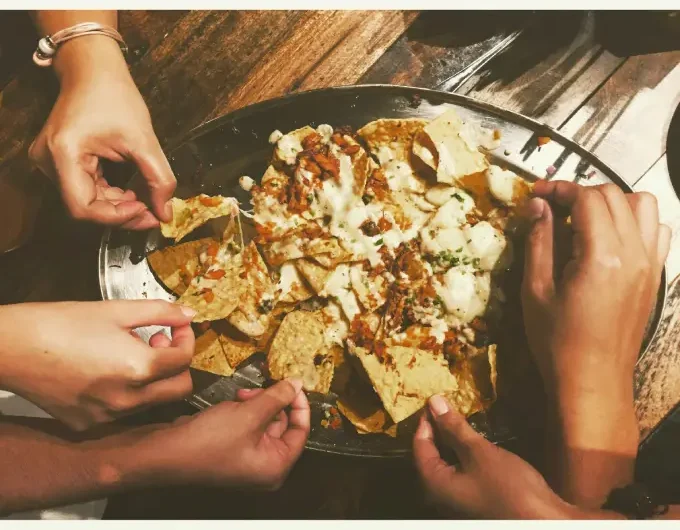 Nacho's maken met kaas en crème fraîche