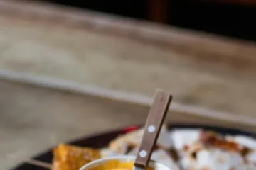 Nachos uit de oven met kaas en chilisaus