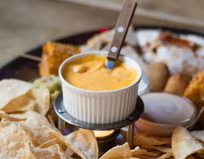 Nachos uit de oven met kaas en chilisaus