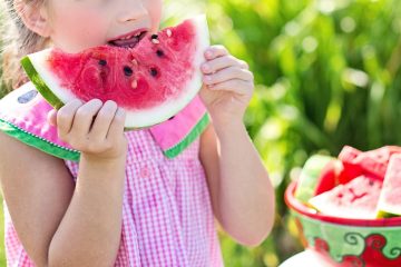 meisje fruit aan het eten