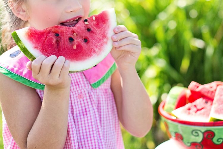 meisje fruit aan het eten